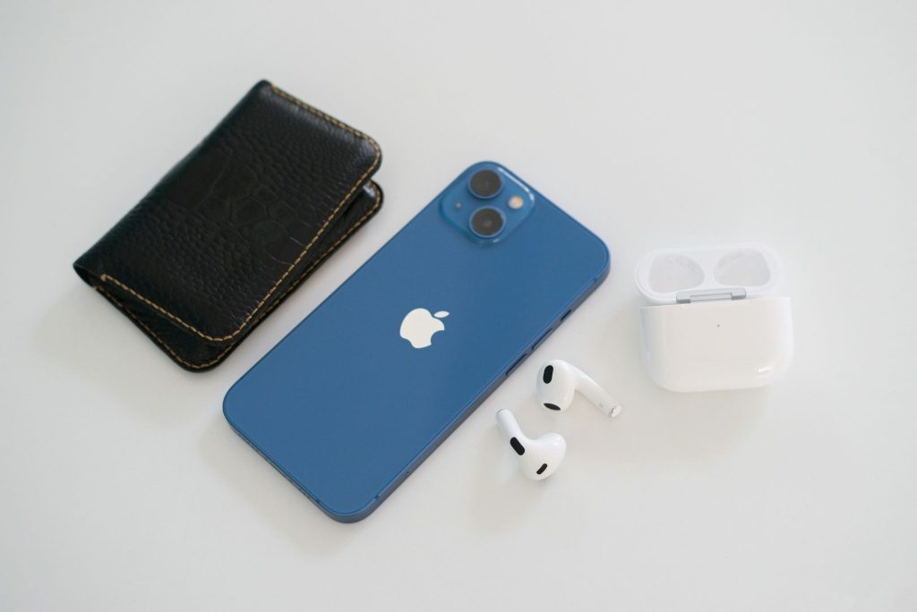 Подключаем AirPods к iPhone 